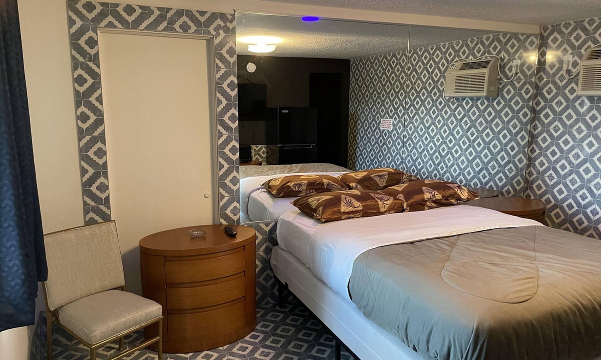 Garden City Hotel | Carole Motel