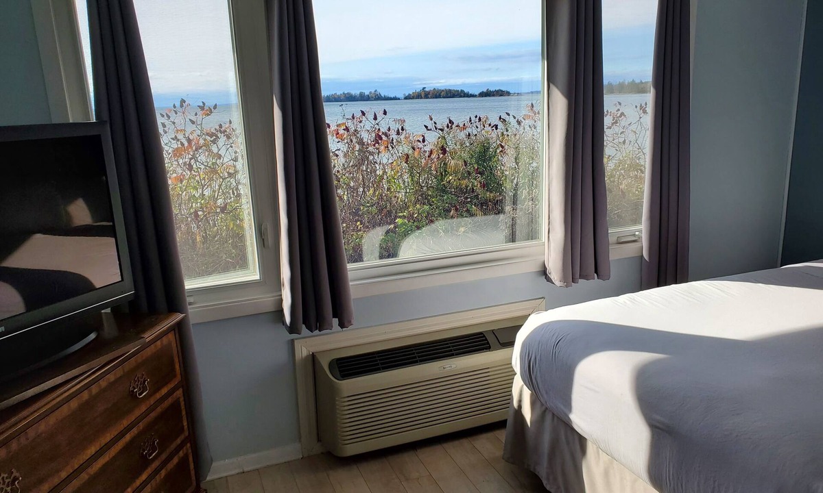 Thessalon Hotel | Carolyn Beach Inn & Restaurant