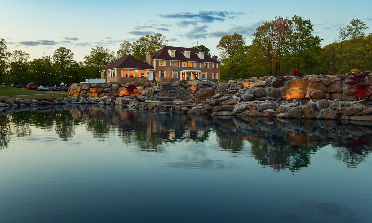 Hewitt House | Carpathia West - Private Estate