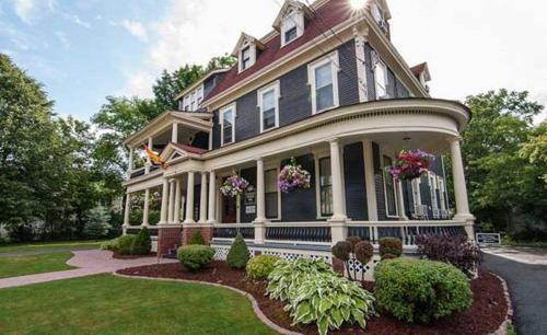 Fredericton Hotel | Carriage House Inn