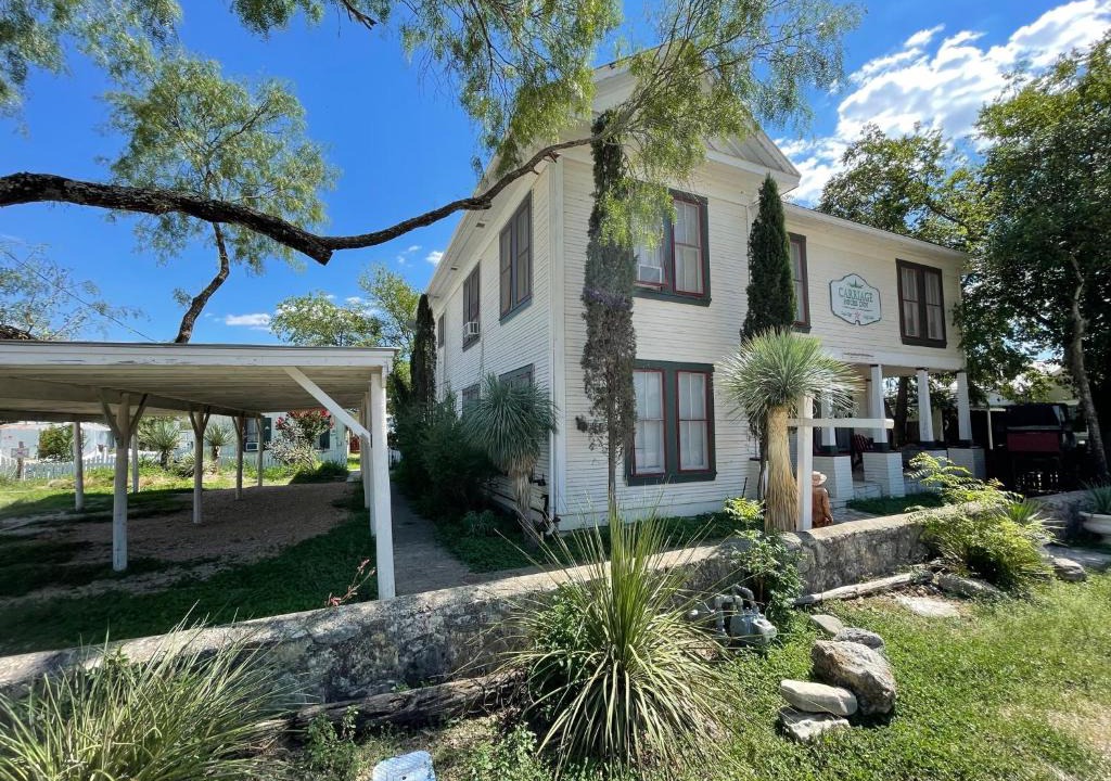 Pipe Creek Hotel | Carriage Inn Bandera Suite 2