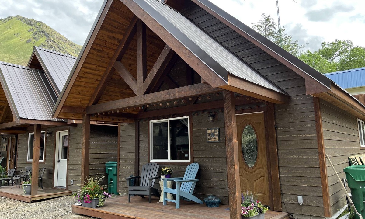 Riggins Cabin | Carrie On Inn with River View