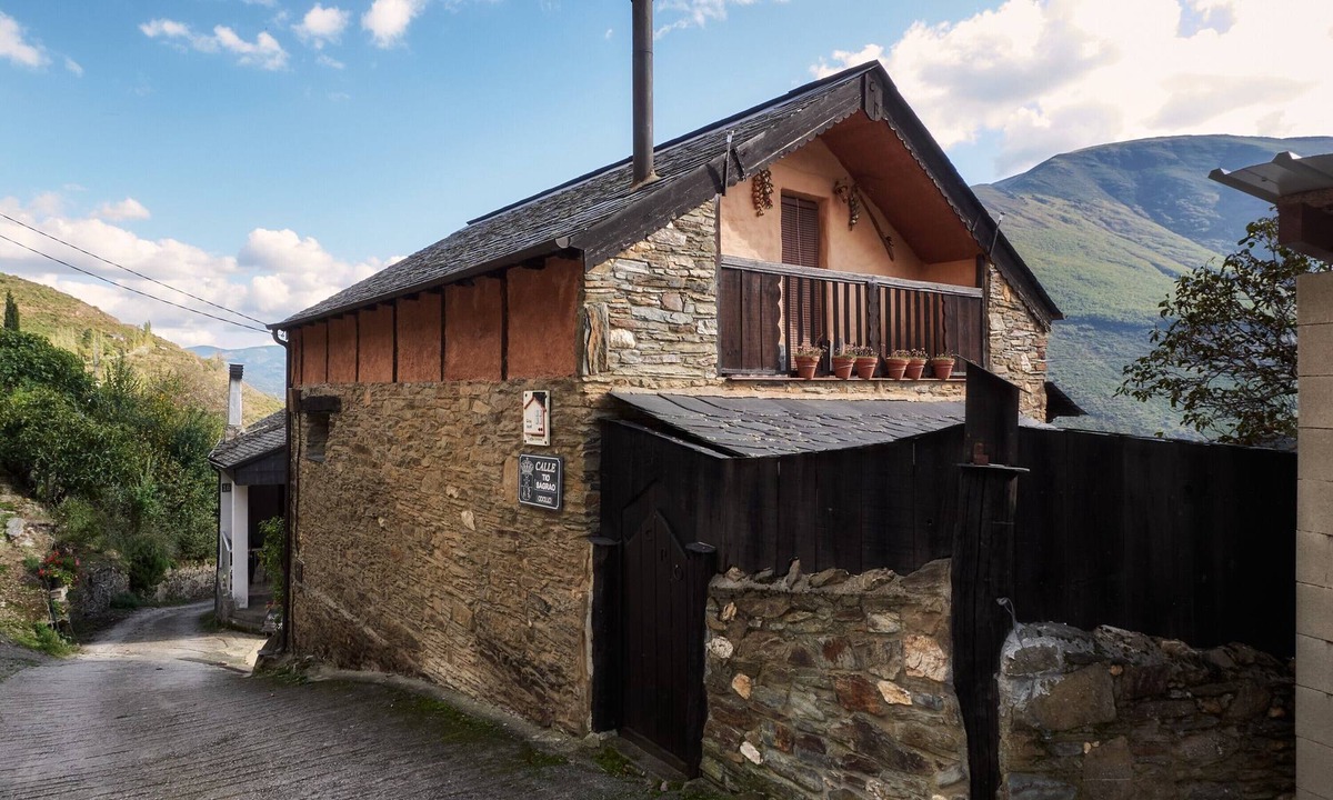 Odollo House | Carriles Romanos – Country House for 8 in León, Mountain Views, Pool & Terrace
