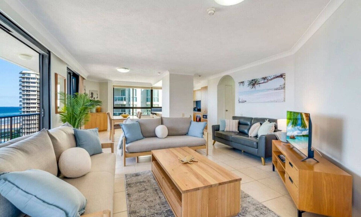 Main Beach Apartment | Carrington Getaway - Ocean Views, WiFi & Parking
