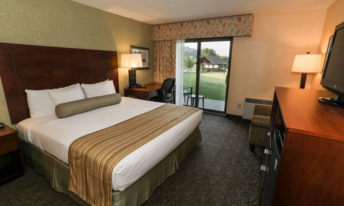 Fairfield Hotel | Carroll Valley Accessible | King Room + Golf Views