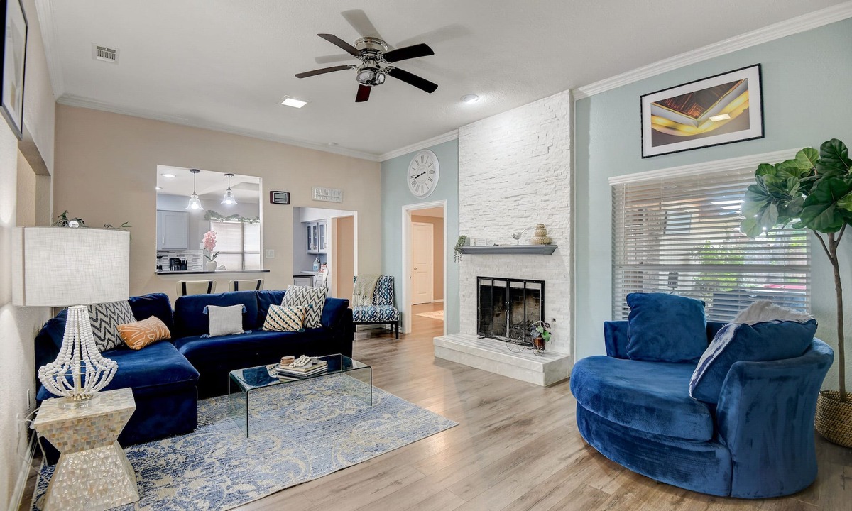 North Central Carrollton House | Carrollton Retreat! 4BD/POOL TABLE *