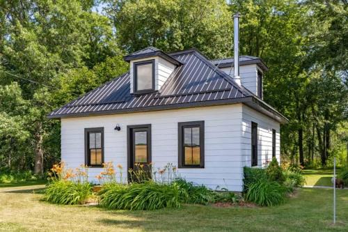 Hillier House | Carson's Creek - Carson's Creek - Serene Yard and Hot Tub ST-2021-0126