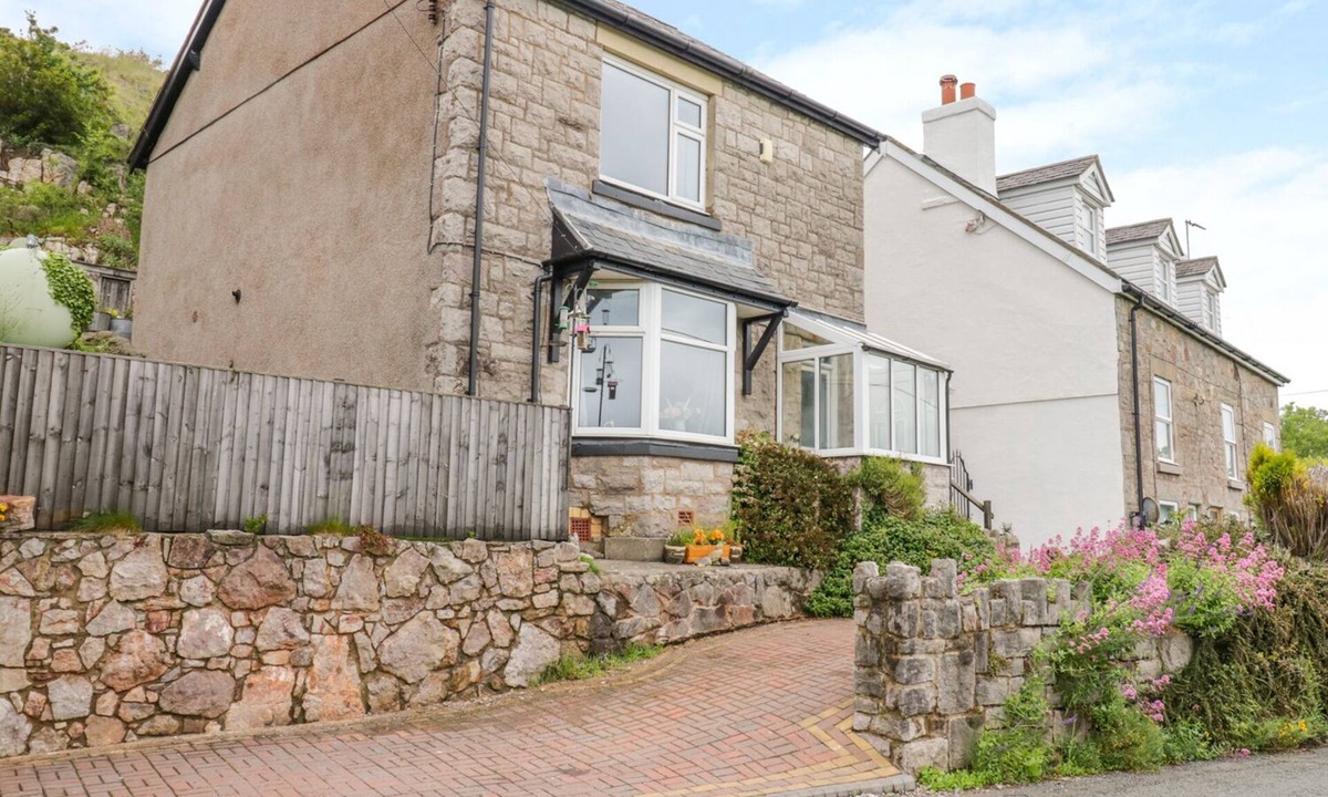 Llysfaen Cottage | CARTREF MELUS, pet friendly, with open fire in Old Colwyn