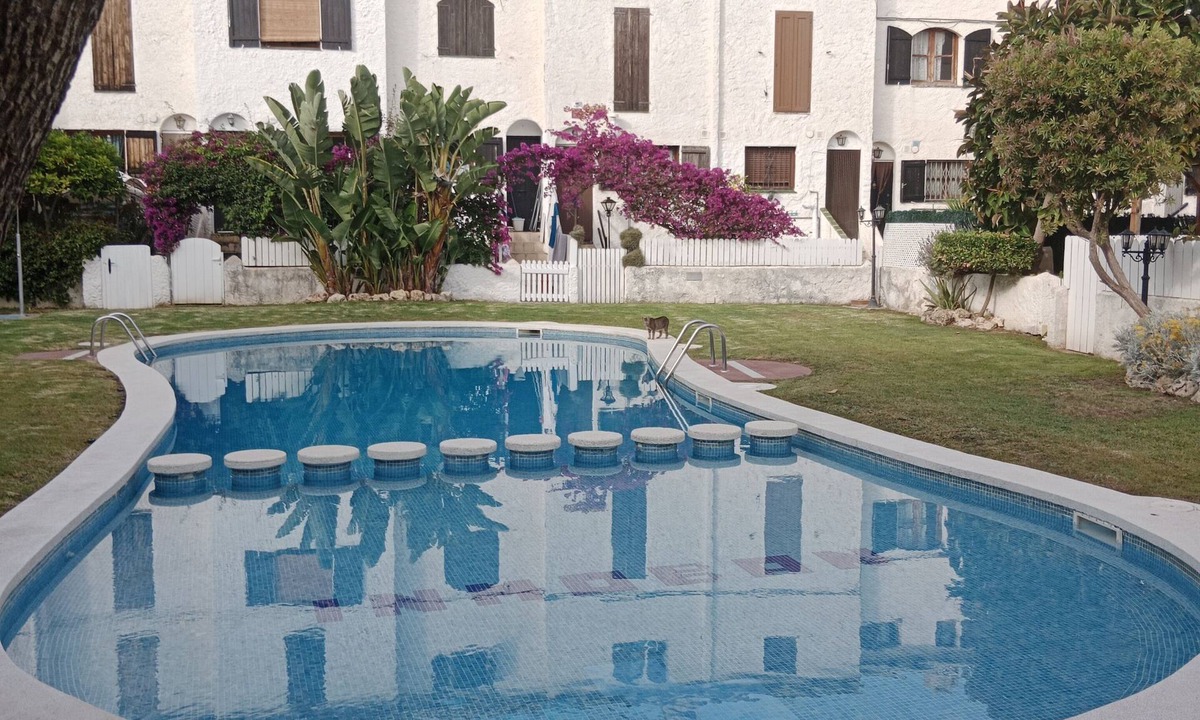 Torredembarra House | Casa Adosada con Piscina Comunitaria y Jardín a 5 Minutos en Coche de las Playas