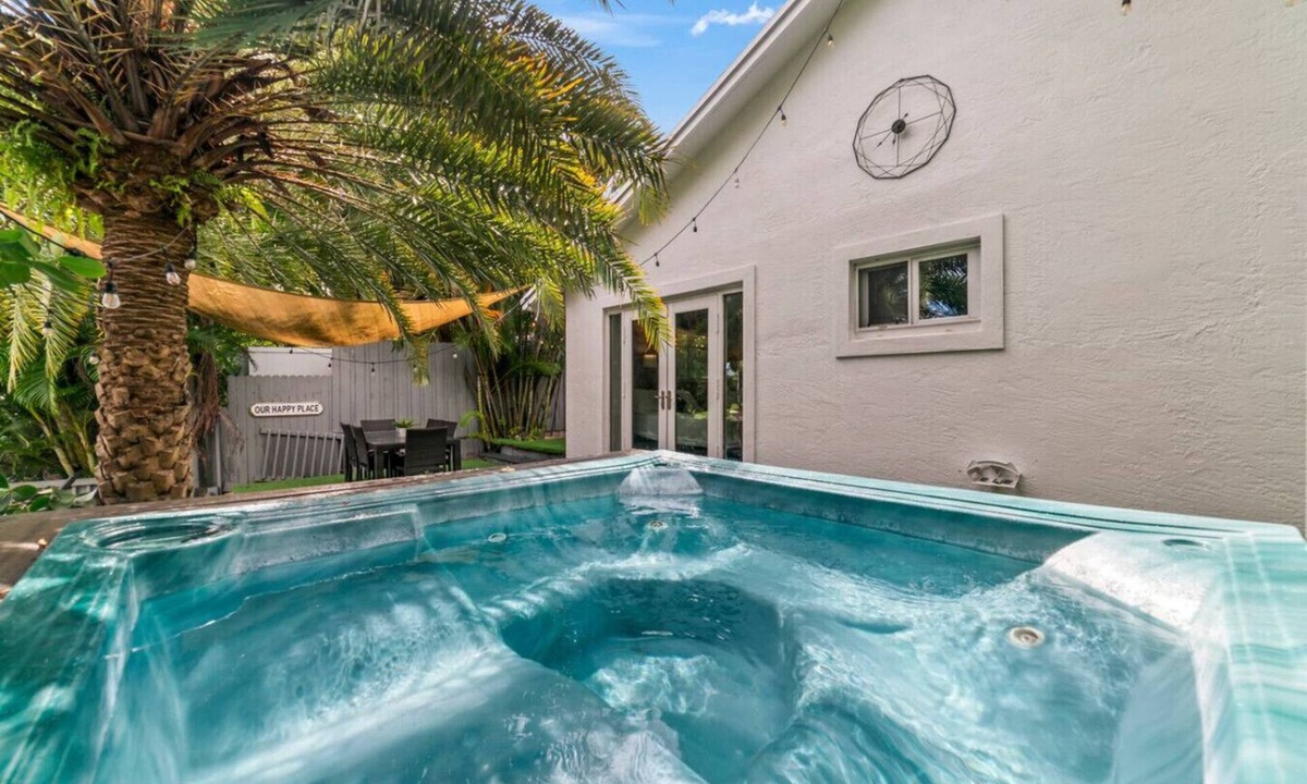 North Central Hollywood House | Casa agape | waterfront peaceful retreat