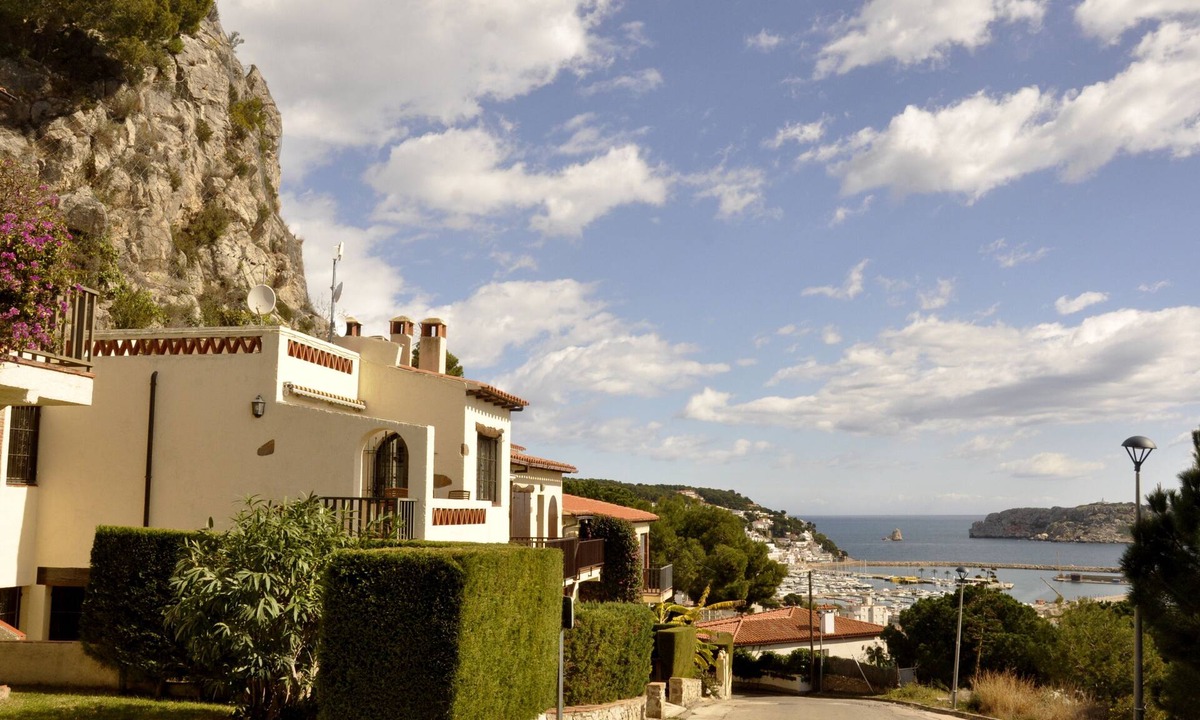 L'Estartit House | Casa Amandina - Seaview House with Shared Pool and Tennis Court