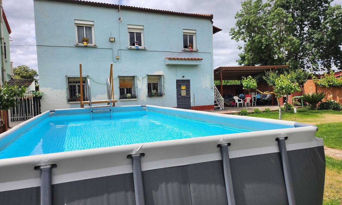 Lardero House | Casa Azul, breathes tranquility with swimming pool, barbecue and a large garden.