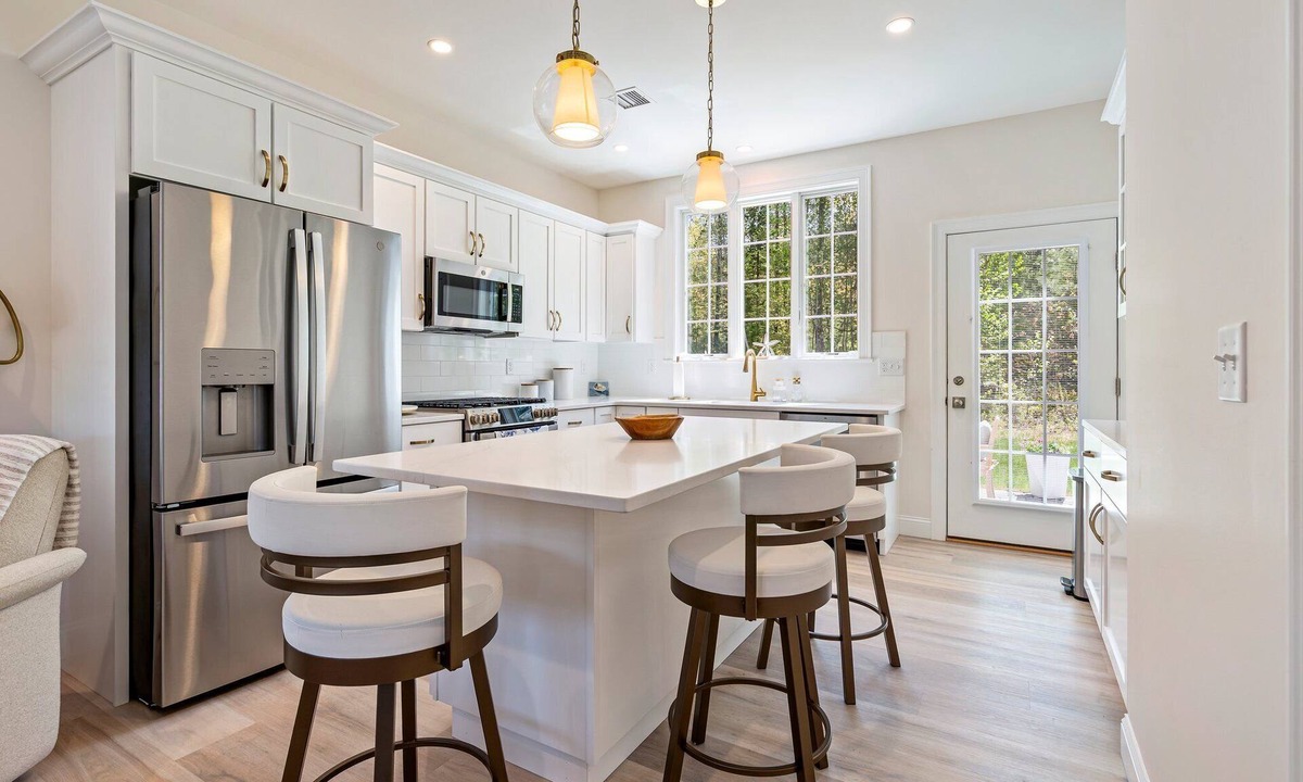 Arundel Cottage | Casa Bianca spacious retreat, heated pools, clubhouse, close to beaches