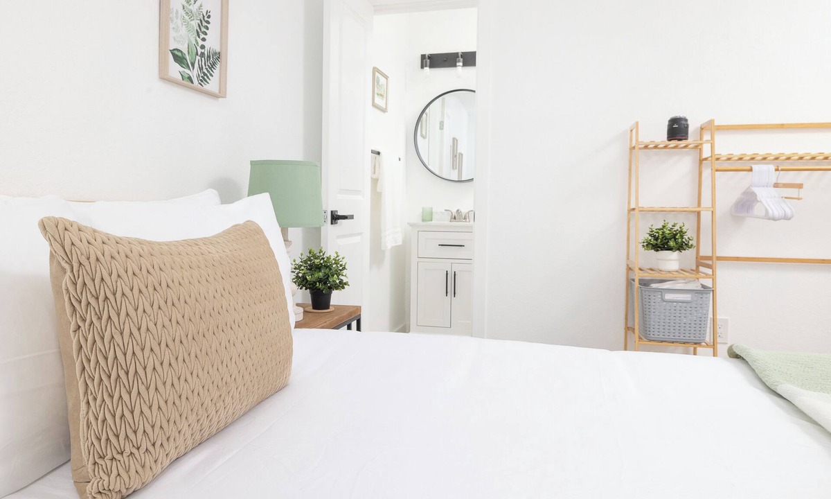 Mahncke Park House | Casa Bohemia - 5 Star Location - Convenience and Comfort - Free L2 EV Charging