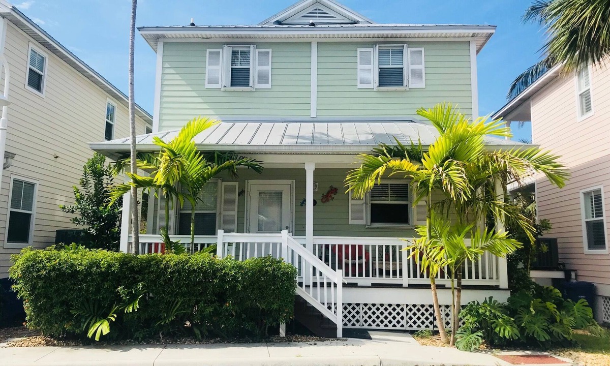 Key West House | Casa Capri Beautiful Tropical with 3 King Suites - 2 miles to beach