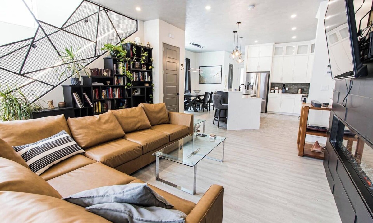 Saskatoon Downtown House | Casa Caswell *Modern, Downtown, Rooftop Patio*