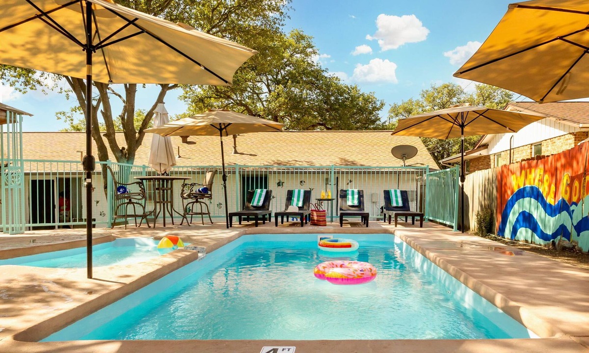 North San Antonio - SAT House | Casa Colibri w/year-round Backyard/Heated Pool/Game Room/Central SA/BMT Grads