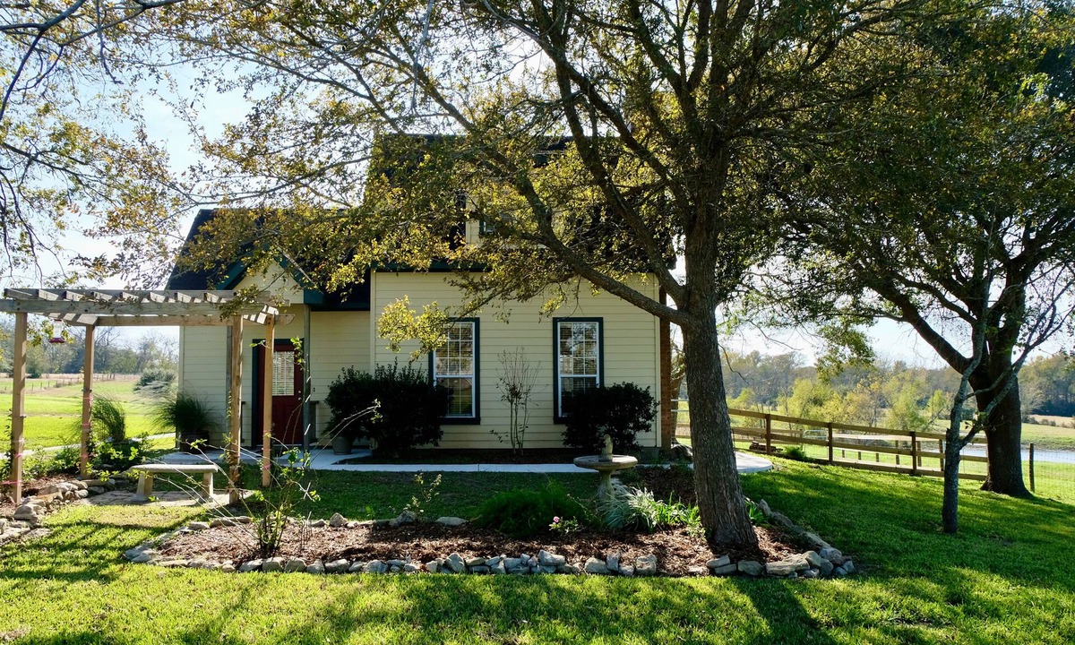 Sealy Cottage | Casa Colina: Rustic Cottage and Property + Stable for Horses