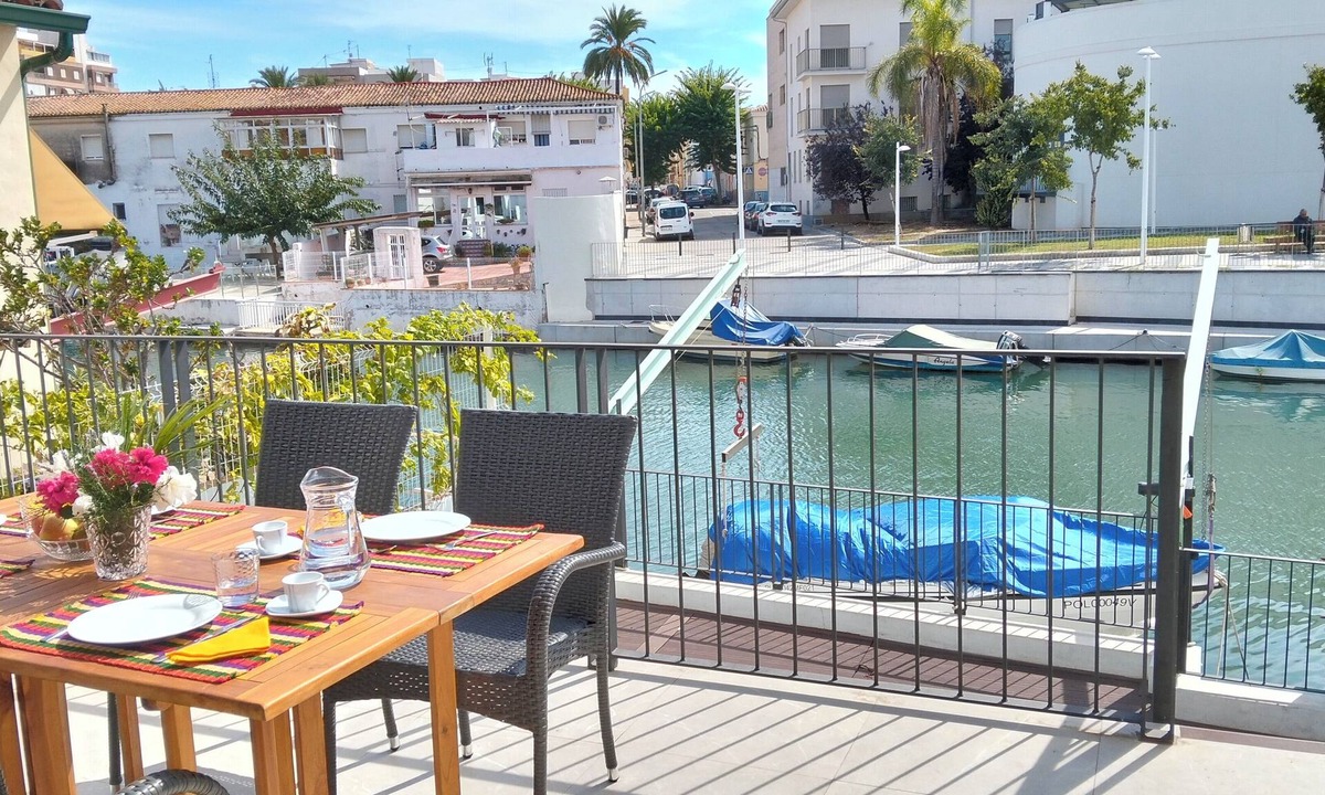 Grao de Gandia House | Casa con embarcadero, ideal para familias.