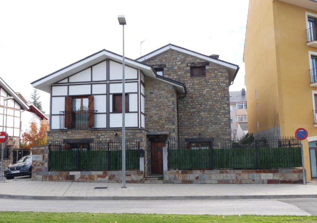 Jaca House | Casa con jardín frente ciudadela