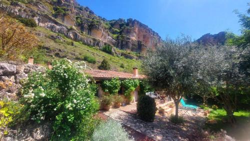 Aragosa House | Casa Corazón de piedra en el Río Dulce