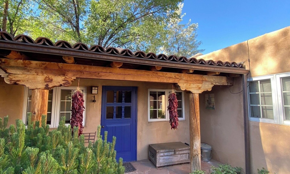 Taos House | Casa De Flores: Charming Restored Adobe on Historic Ledoux