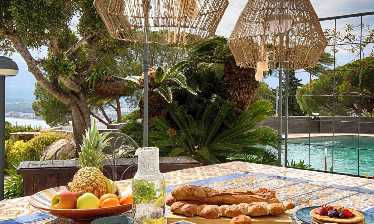 Roses Town Center Bed & Breakfast | Casa de l'Albada