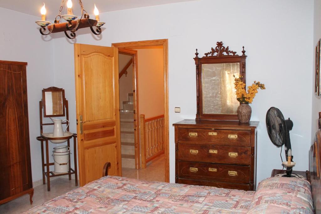 Valdealgorfa House | Casa De La Virginia