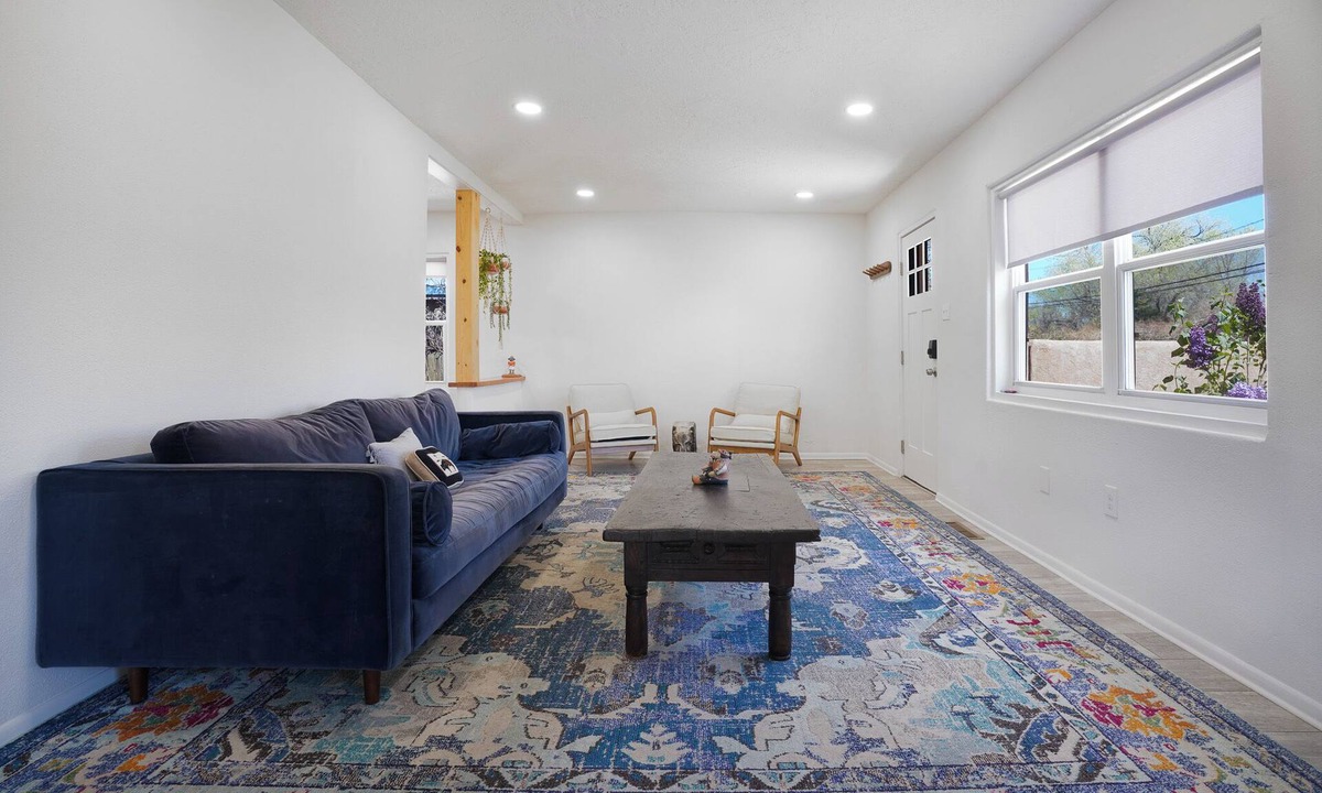 Southside House | Casa de Lilas - Just Steps from Great Food & Art!