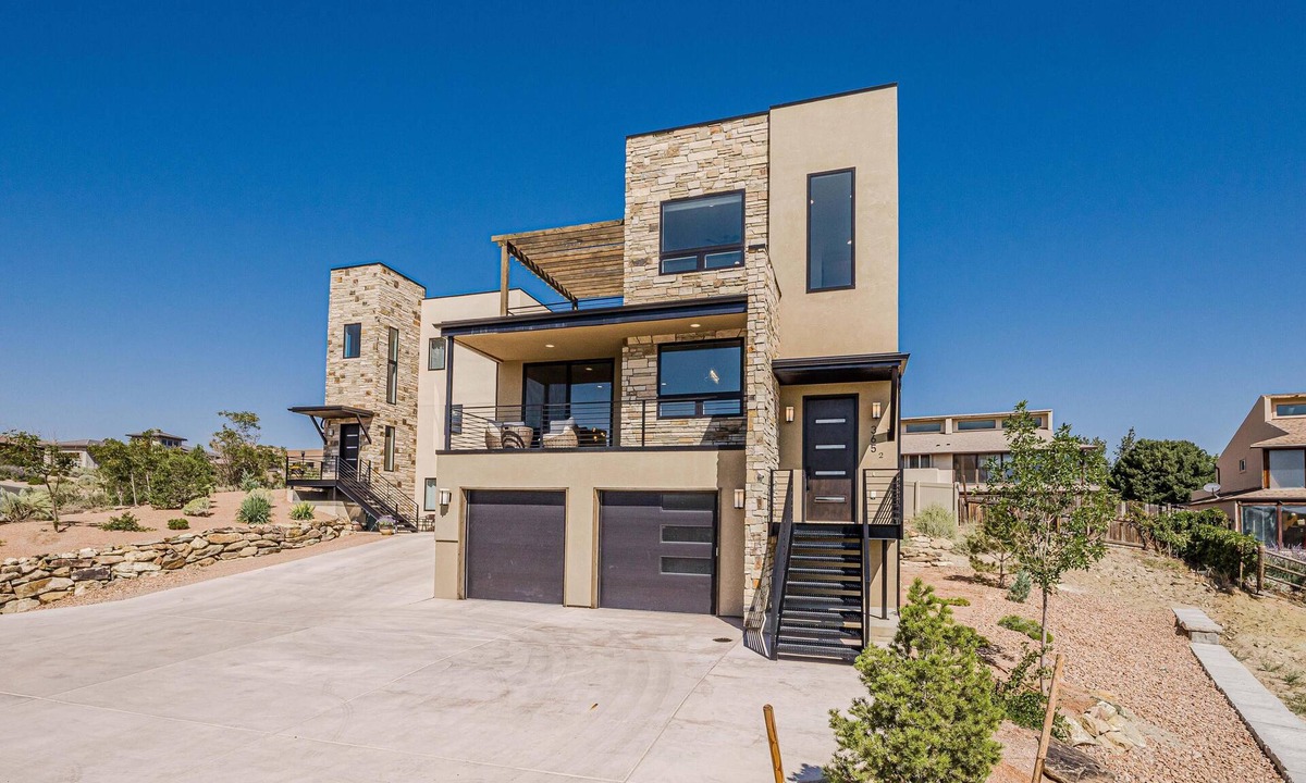 The Ridges House | Casa de Luz: Modern Oasis with Desert Views