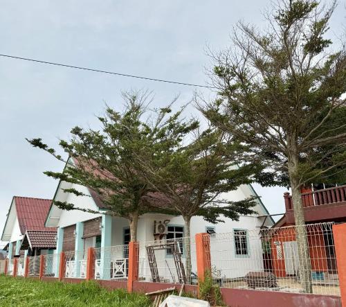 Kampung Sura House | Casa De Pantai