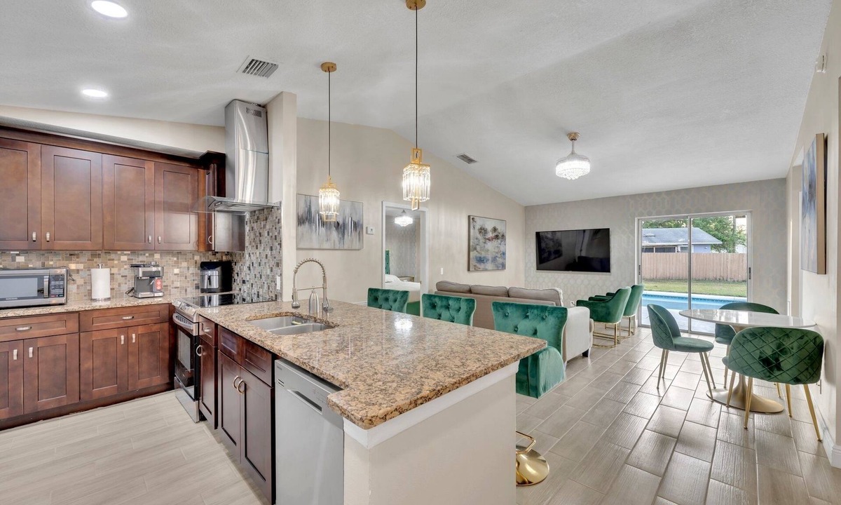 Kissimmee House | Casa De Paradiso - Modern yet comfy home at the center of it all!