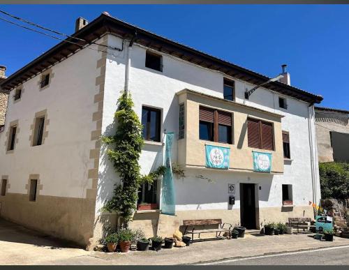 Azqueta Hostel | Casa de peregrinos La PerlaNegra