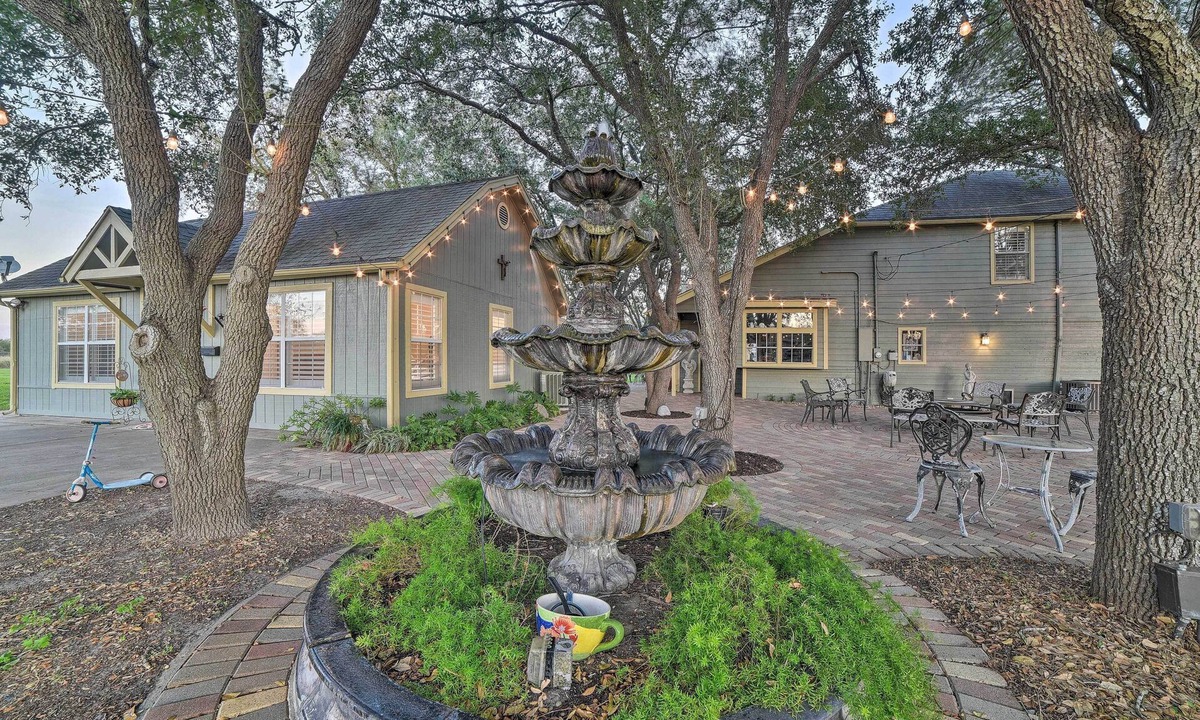 Corpus Christi Cottage | Casa de Samuel - Patio, Fountain & Outdoor Kitchen