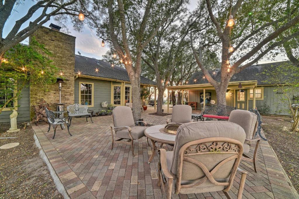 Corpus Christi House | Casa de Samuel - Patio, Fountain & Outdoor Kitchen