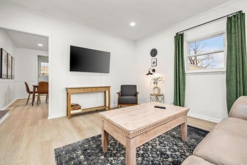 Peoria Heights House | Casa de Vincent with KING Casper Bed