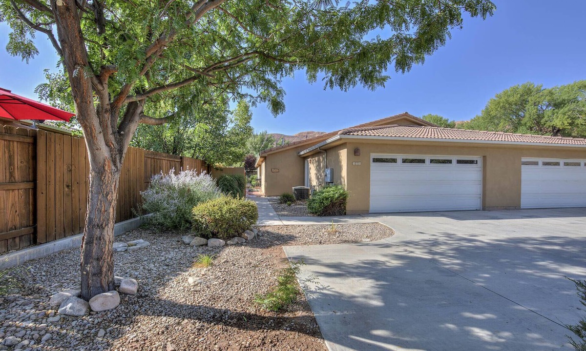 Moab House | Casa de Zia-Downtown, Hot tub, Fireplace, Indoor Pool, Sleeps 9
