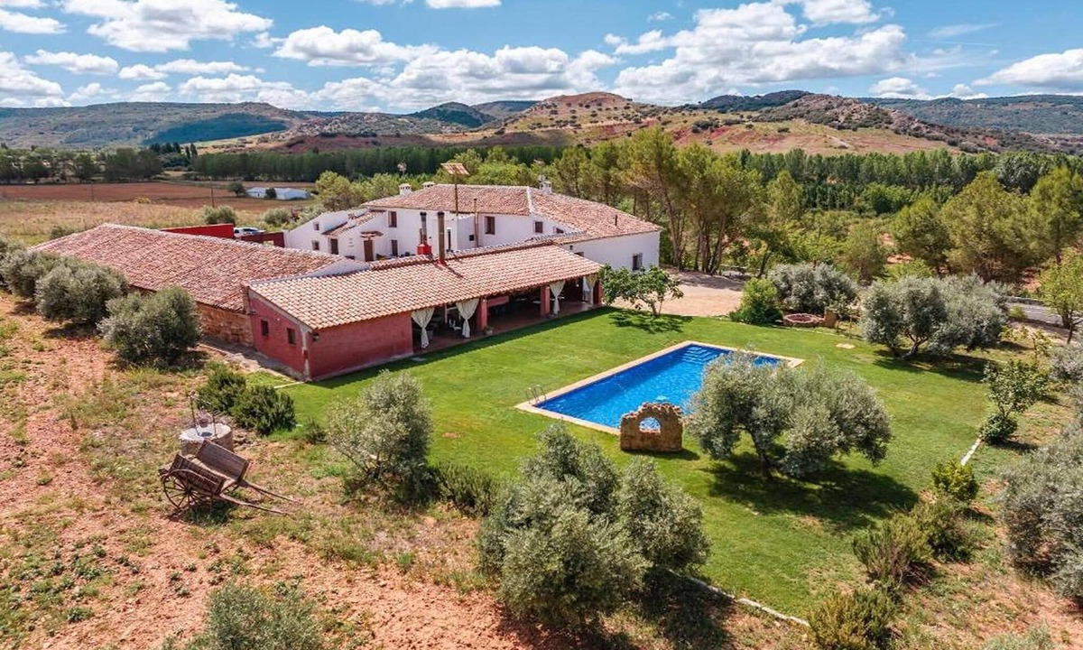 Alcaraz Cottage | Casa del Labrador with Spa and shared pool for 14