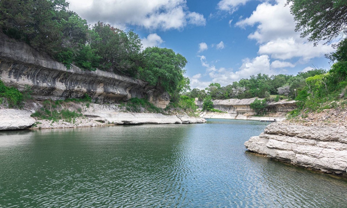 Clifton House | Casa del Lago! Lakefront Retreat with Semi-Private Cove, Deck, and Firepit - Ideal for R&R!