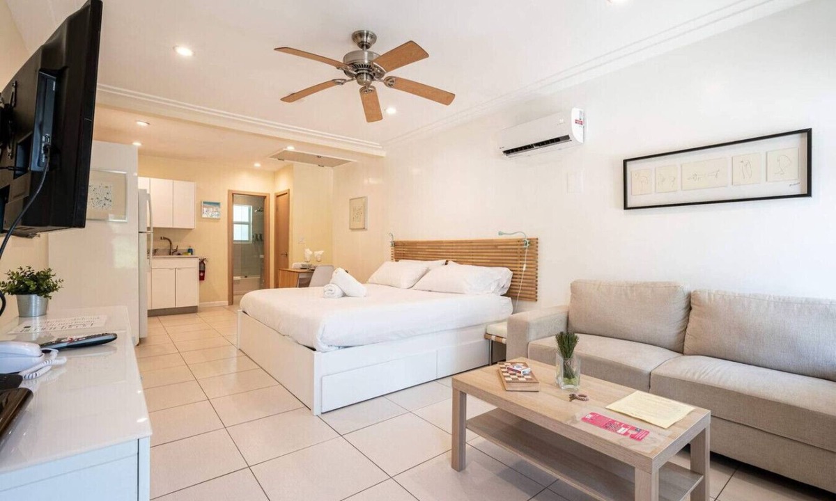 Hollywood South Central Beach Cabin | Casa Del Mar Beach Studio # 3