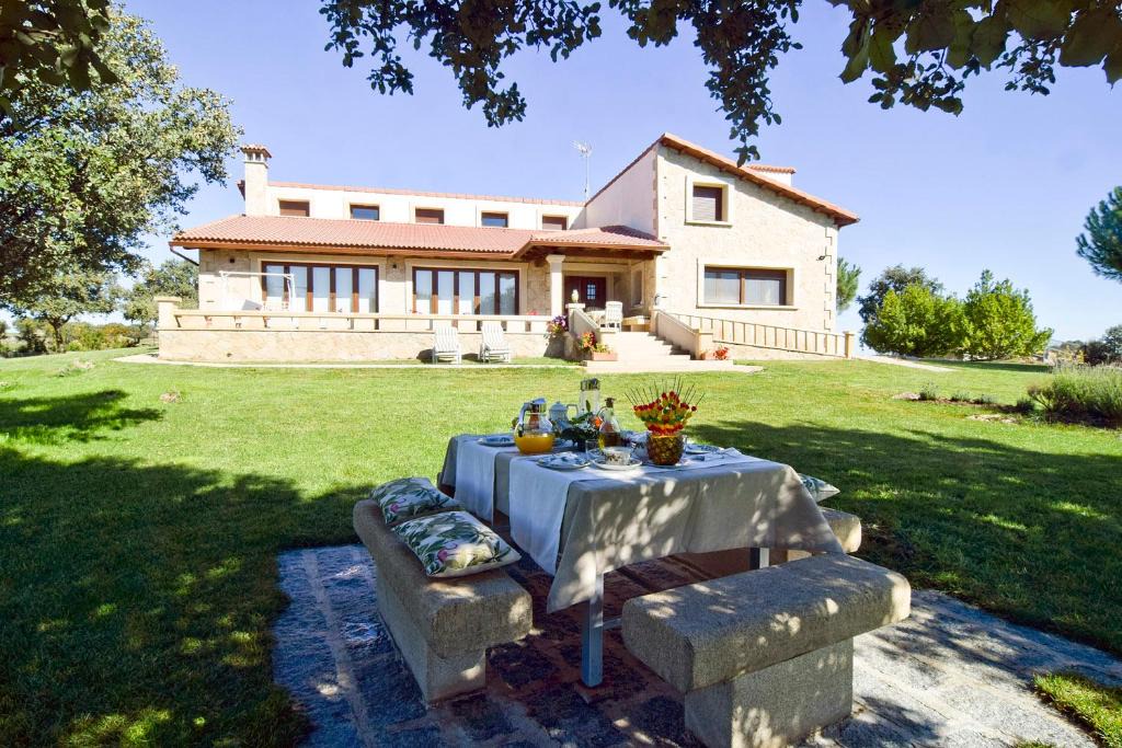 Gallegos de Sobrinos House | Casa Entre Piedras y Estrellas