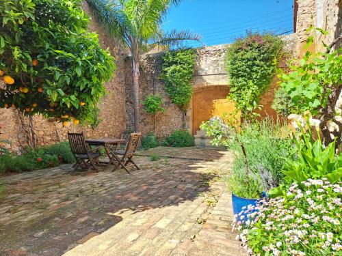 Bellcaire d'Emporda House | Casa Histórica con Piscina en la Costa Brava
