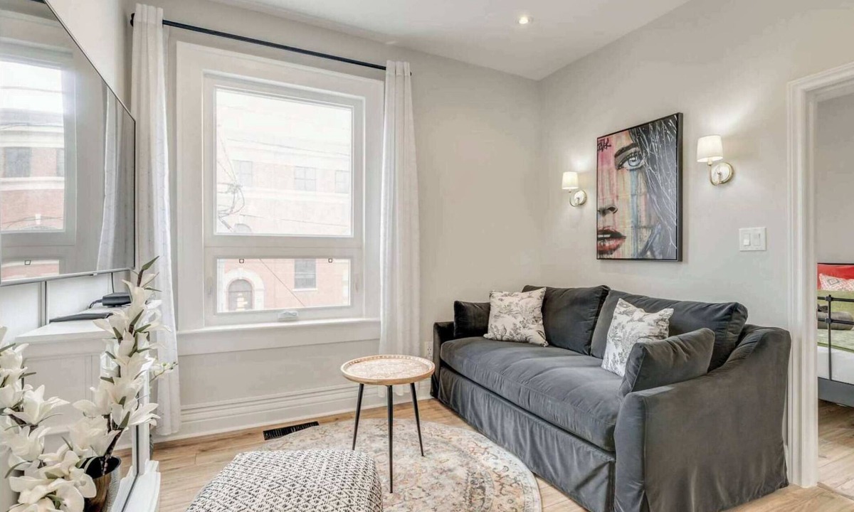 Leslieville Hotel | Casa Hotels: Chic Suite w Fireplace Leslieville