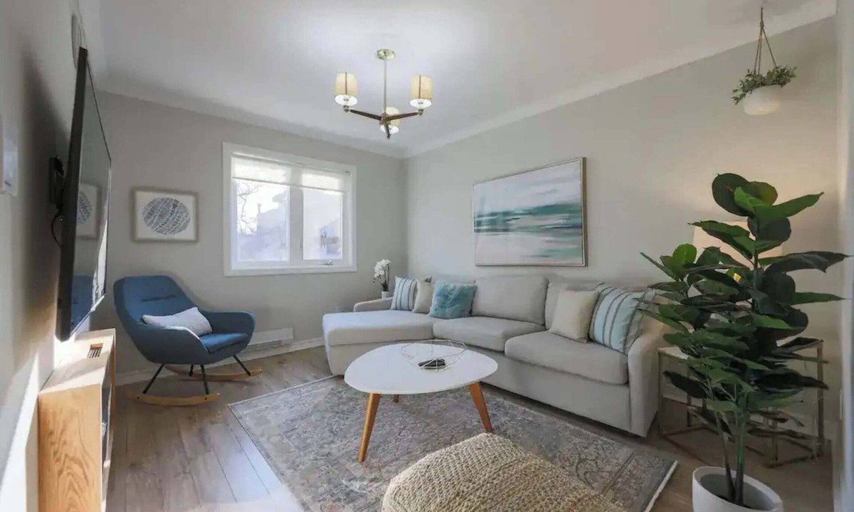 Leslieville Hotel | Casa Hotels: Modern 2BR Suite in Leslieville