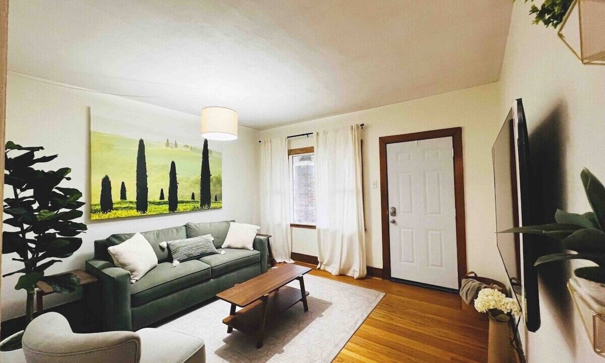 The Hill House | Casa Italiana: Cozy home in the heart of The Hill