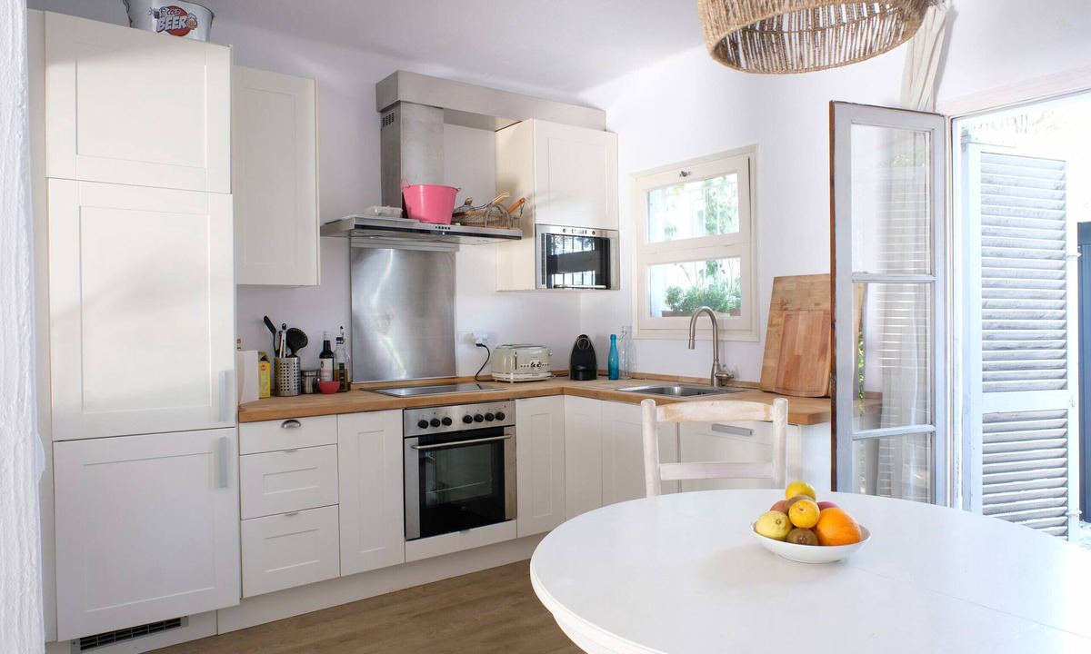 Pals Cottage | Casa Julia, a charming cottage with a shared pool and lots of space