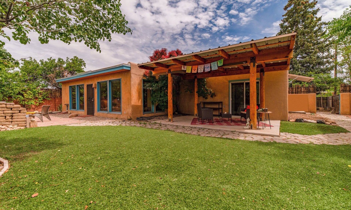 Santa Fe House | Casa Karina- Adobe, Sunroom, 10 min to Plaza, River Trail access on same street