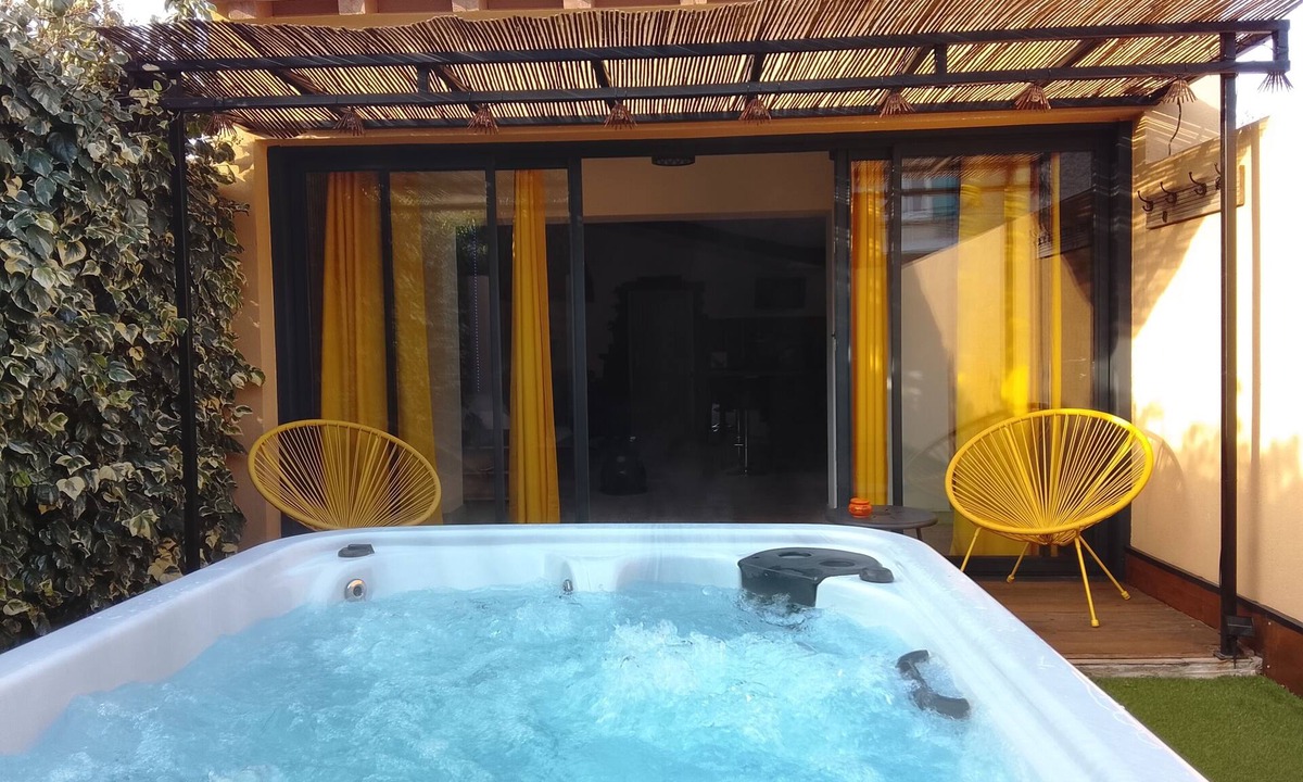 Entraigues-sur-la-Sorgue House | CASA LOVA Jacuzzi, whirlpool bath. Romantic setting Escape and relaxation ❤️
