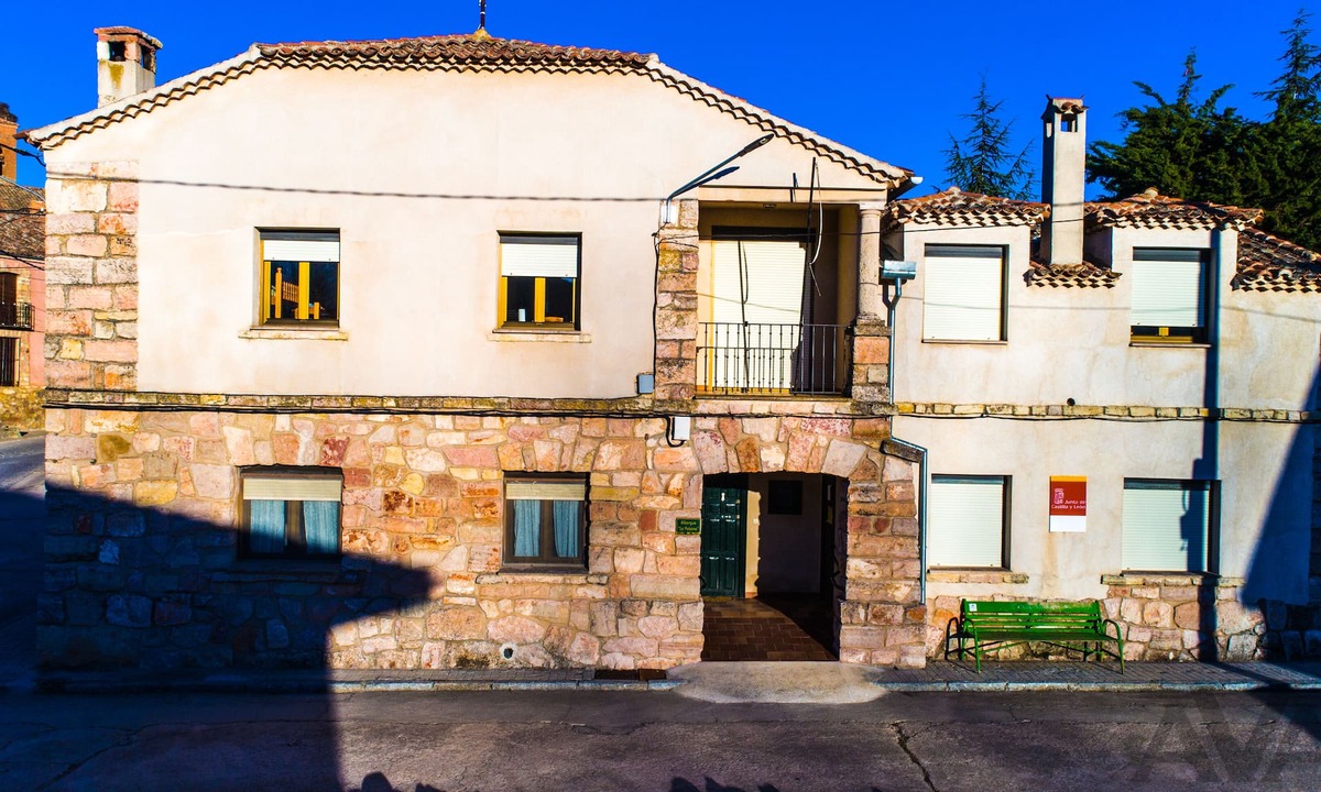 Valdevacas y Guijar House | Casa La Palaina (full rental) for 30 people and large patio.