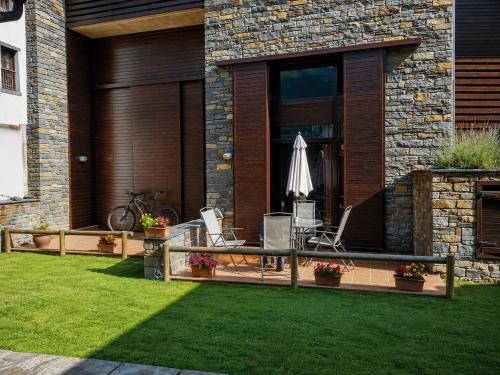 Areu House | Casa La Pica with access to the garden